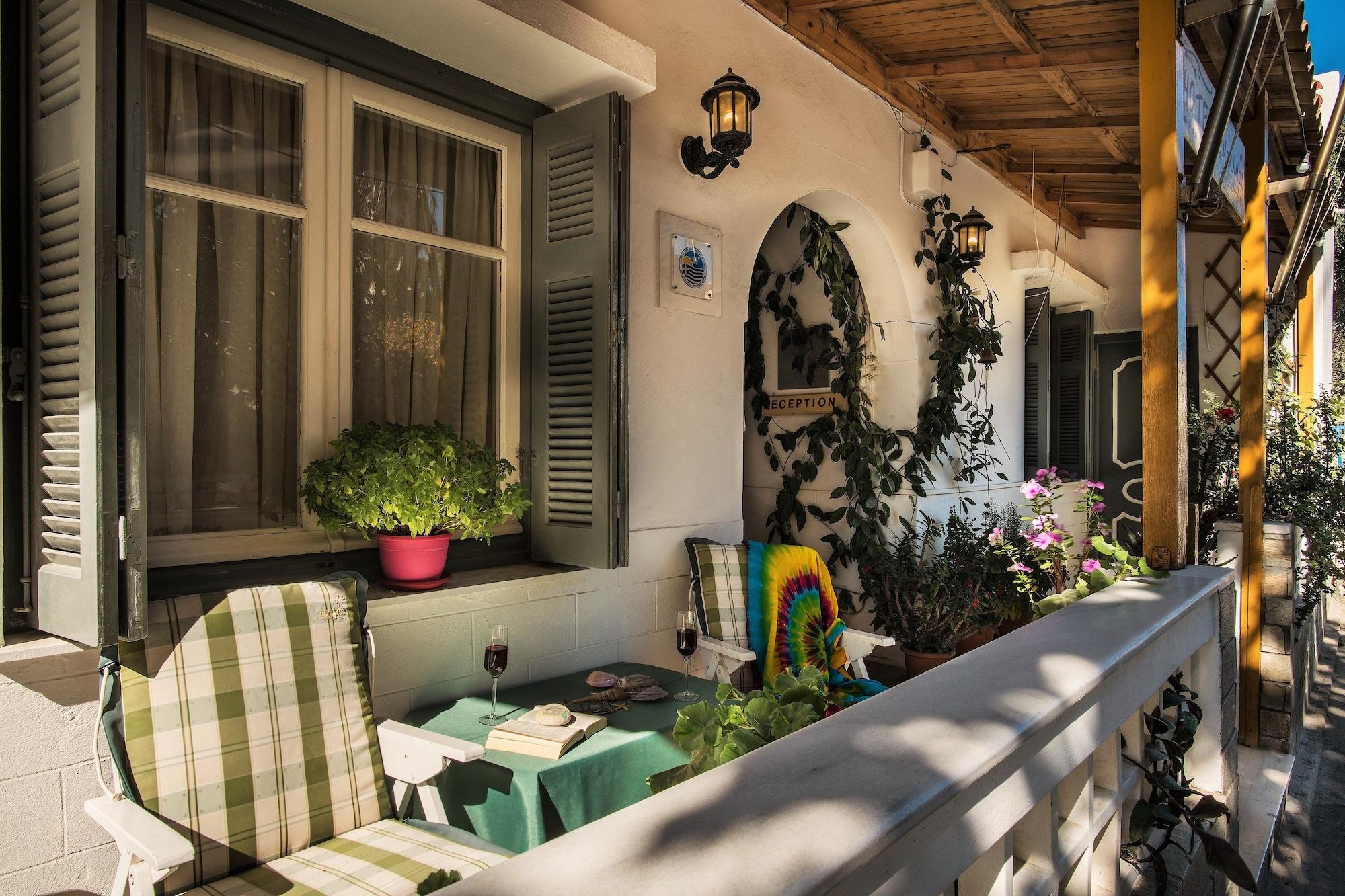 Semiramis Guesthouse Adamantas  Exterior photo